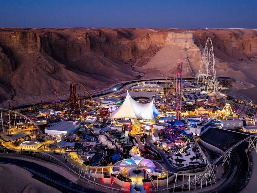إقامة ليلتان في فندق 5 نجوم و تذاكر Six Flags الذهبية لخمس أفراد 