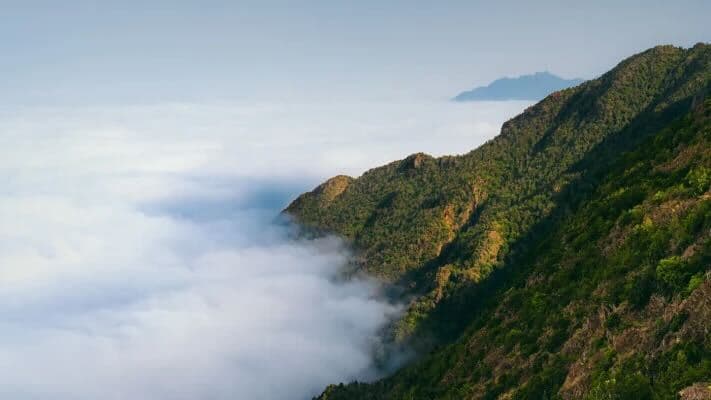 असीर के मनमोहक पर्वतीय दृश्यों के बीच प्रकृति का भ्रमण।