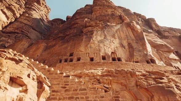 अल-उला में दो रातों का पैकेज जिसमें दादन और अकमाह का भ्रमण शामिल है।