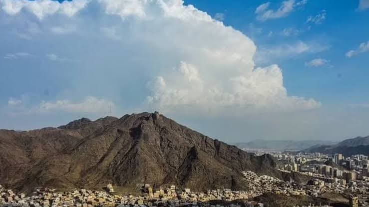 तीर्थयात्रियों का मार्ग: पवित्र स्थलों की रोशनी के बीच एक पर्यटक यात्रा