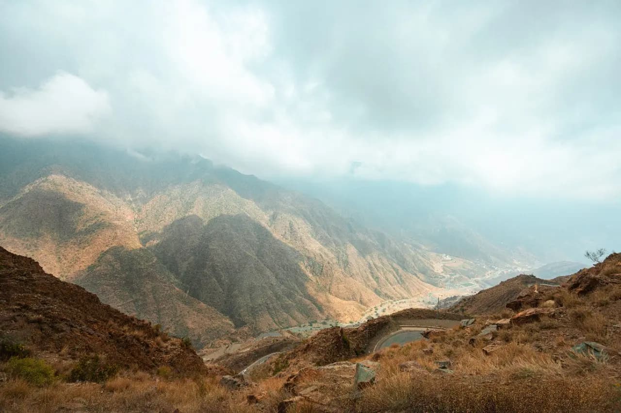 Paquete de 4 noches en Asir con experiencias inolvidables que incluyen senderismo y una visita a plantaciones de café.